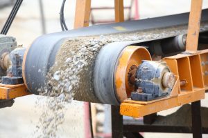 Material flowing on conveyer belt